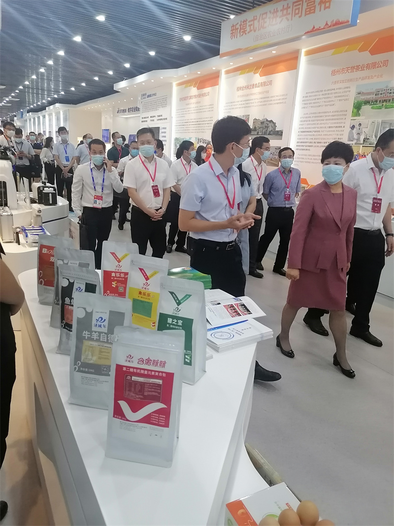 區(qū)副主席蔡麗新參觀飼料微量元素添加劑廠家澤威爾展臺(tái)