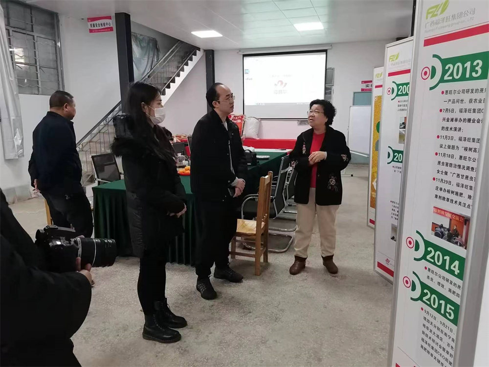 橫州市科技局賴局長(zhǎng)、公司董事長(zhǎng)周建群