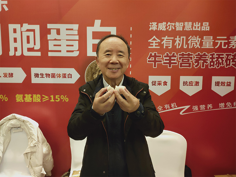 澤威爾展示的有機(jī)雞蛋